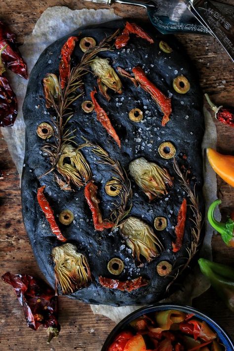 Activated Charcoal Recipes, Black Bread, Spooky Dinner, Foccacia Bread, Halloween Breakfast, Bread Art, Gf Bread, Focaccia Bread, Black Food