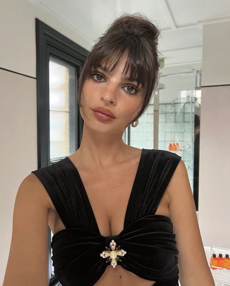 Emrata Dress, Beyonce Blonde Hair, Bangs Makeup, Megan Fox Hair, Beyonce Blonde, Instagram London, Hair Bangs, Long Hair With Bangs, Emily Ratajkowski