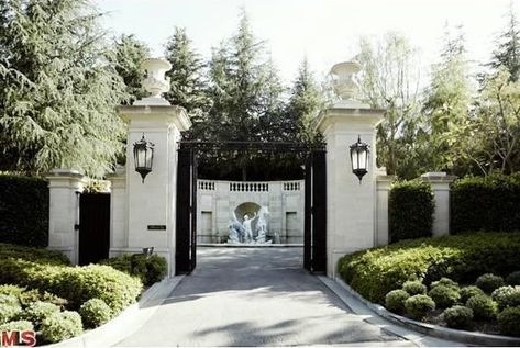 Driveway Entrance Landscaping, Estate Gates, Idea Bedroom, Driveway Entrance, Entrance Gates Design, Driveway Landscaping, Decor Plants, Front Gates, Aesthetic White