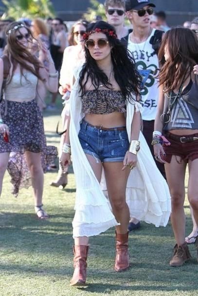 The Broke Girl’s Guide To Vanessa Hudgens’ Coachella Style Coachella Fashion Vanessa Hudgens, Hats With Short Hair, Vanessa Hudgens Coachella, Estilo Vanessa Hudgens, Cozy Summer Outfits, Coachella Celebrities, Coachella 2012, Cochella Outfits, Vanessa Hudgens Style