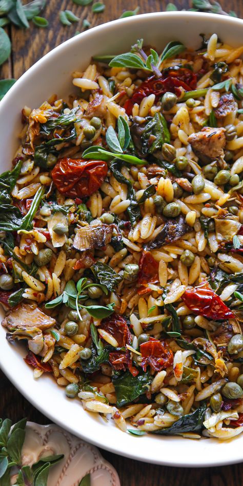 Sun-Dried Tomato and Spinach Orzo with Artichokes and Capers - in a white bowl. Sundried Tomato Recipes, Spinach Orzo, Orzo Pasta Recipes, Mediterranean Recipes Healthy, Easy Pasta Recipe, Mediterranean Diet Recipes Dinners, Orzo Recipes, Sun Dried Tomatoes, Easy Pasta Recipes