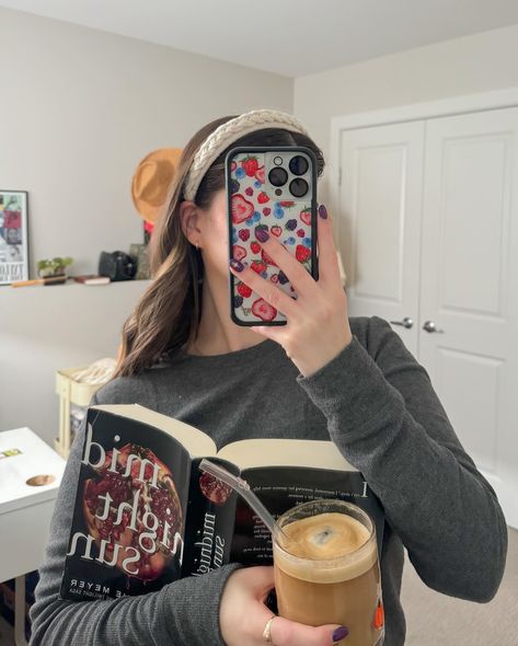 Photo With Books Ideas, Booktuber Aesthetic, Photography Poses With Books, Book Aesthetic Photos, Bookstagram Photo Ideas, If Story Ideas, Bookstagram Story Ideas, Books Aesthetic Pics, Book Photography Aesthetic