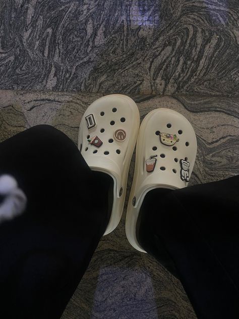 Jibits For Crocs Aesthetic, Croks Slipper Aesthetic Outfit, Jibits For Crocs Ideas, White Crocs With Jibbitz, White Crocs Jibbitz Ideas, Jibits For Crocs, White Crocs Aesthetic, Crocs Aesthetic Outfit, Crocs With Jibbitz