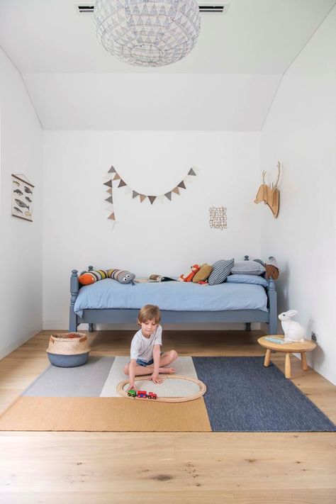 The owners of this Adelaide home hired a Scandinavian architect to design a modern ‘cabin’ around a lilly pilly tree in their garden. Modern Boys Room, Modern Boys Rooms, Modern Kids Room Design, Lilly Pilly, Modern Family Home, Clad Home, Modern Kids Room, Tudor Style Homes, Garden Christmas