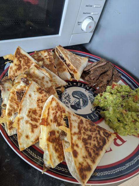 Steak and red onion Quesadillas and home made guacamole.i.redd.it Quesadilla Aesthetic, Home Made Guacamole, Pictures Of Food, Extreme Food, How To Make Guacamole, Fire Food, Junk Food Snacks, Bon Appetite, Healthy Food Motivation