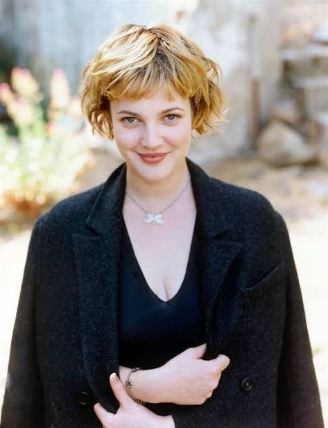 Drew Barrymore Hair, Pixie Haircut Styles, Haircut Styles For Women, 90s Hairstyles, Haircut And Color, Penteado Cabelo Curto, Drew Barrymore, Short Hair Haircuts, Cut My Hair