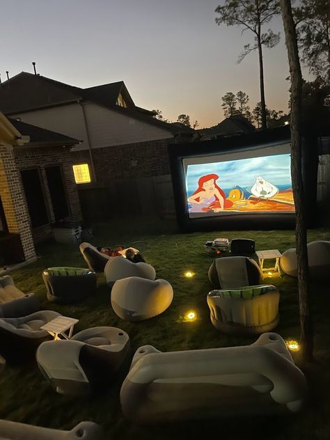 Small Backyard Movie Night, Outdoor Movie Night Business, Movie Night In Backyard Party Ideas, Outdoor Movie Bday Party Ideas, Backyard Projector Screen Movie Nights, Garage Movie Night, Outside Projector Ideas, Movie Outside Party, Projector Outside Outdoor Movie Theaters