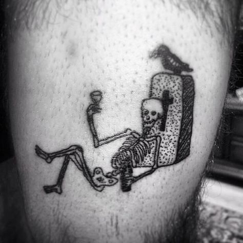 Tattoo of a drinking skeleton Memento Mori Tattoo, Gotik Tattoo, Handpoke Tattoo, Skeleton Tattoos, Joker Tattoo, Momento Mori, Dark Tattoo, Mac Miller, Feminine Tattoos