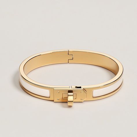 Narrow bracelet in plain enamel. This bracelet opens and closes thanks to an ingenious toggle clasp which reveals the iconic Kelly signature. Hermes Kelly Bracelet, Kelly Bracelet, Square Scarf Tying, Bracelet Hermes, Hermes Bracelet, Hermes Jewelry, Hand Accessories, Cashmere Shawl, Nice Leather