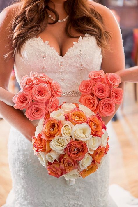 A little bouquet fun at Walt Disney World. Photo: Ali, Disney Fine Art Photography Disney Bouquet Wedding, Disney Bouquet, Wedding Planning Pictures, Disney Fine Art Photography, Disney Cruise Wedding, Wedding Guest Etiquette, Mickey Mouse Wedding, Wedding Disney, Hidden Mickeys