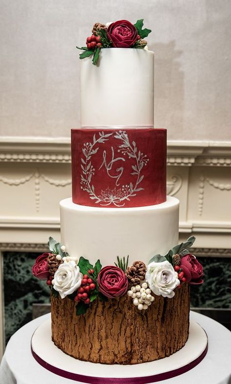 Winter Wonderland Wedding Cakes, Modern Winter Wedding, Christmas Wedding Themes, Christmas Wedding Cakes, Burgundy Christmas, Winter Wedding Planning, Wedding Cake Fresh Flowers, Wedding Cake Servings, Place Wedding