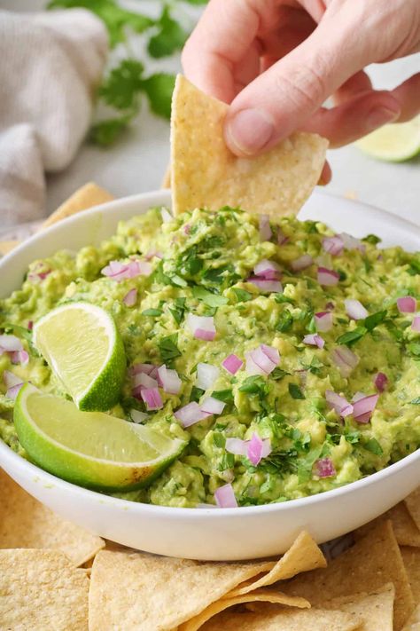 BEST Simple Guacamole Recipe - Feel Good Foodie Easy Guac, Simple Guacamole Recipe, Simple Guacamole, Feel Good Foodie, Fresh Appetizers, Guacamole Recipe Easy, How To Make Guacamole, Easy Guacamole, Easy Homemade Recipes