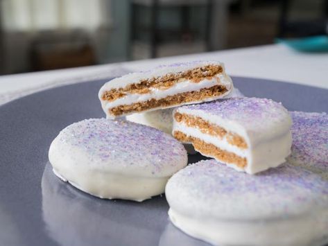 Moon Pies Recipe, Trisha's Southern Kitchen, Trisha Yearwood Recipes, Moon Pie, Moon Pies, Trisha Yearwood, Marshmallow Creme, How To Make Sandwich, Sandwich Cookies