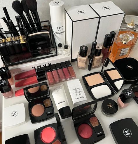 Makeup Artist Kit Essentials, Channel Makeup, Japan Makeup, Chanel Cosmetics, Expensive Makeup, Makeup Accesories, Ethereal Makeup, Chanel Beauty, Eye Makeup Designs