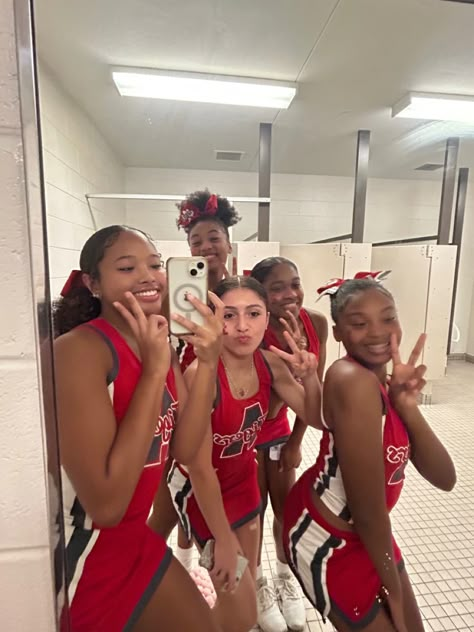 Cheerleading Black People, 2000s Cheerleader, Basketball Cheer Pictures, Group Cheer Pictures, Cheerleading Basketball, Cheer Lifestyle, Cheer Photoshoot, Cheer Hairstyles, Cheer Friends