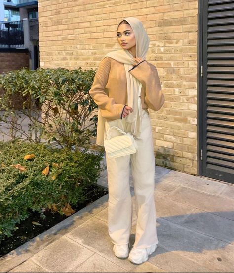 Monochrome Beige Outfit, Beige Pants Outfit Hijab, Beige Outfit Ideas Hijab, Hijab Neutral Outfit, Neutral Hijab Outfit, White And Beige Outfit Hijab, Off White Hijab Outfit, Brown Outfit Hijab, Brown Outfit Aesthetic Hijab