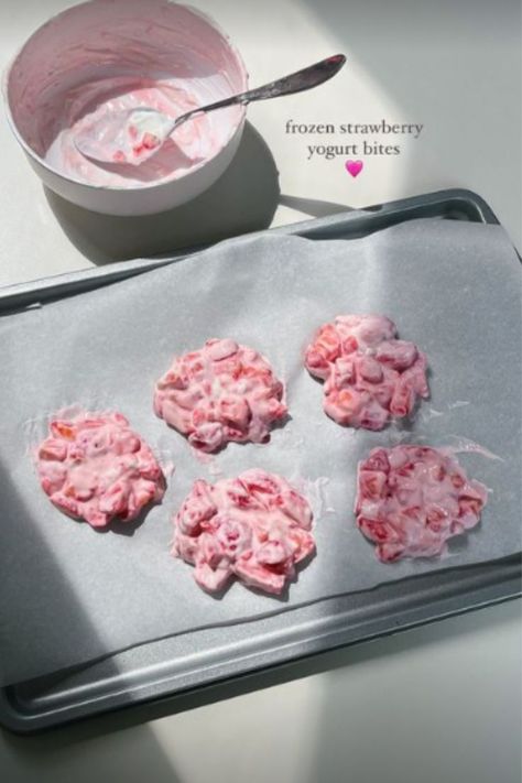 Strawberry Yogurt Bites, Healthy Yogurt Breakfast, Food Calories List, Frozen Yogurt Bites, Yogurt Bites, Yogurt Breakfast, Snack Bites, Strawberry Yogurt, Healthy Food Dishes