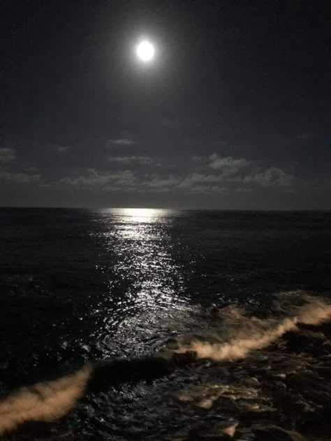 Love the dancing moonlight on the water Moonlight On Ocean, Moon At The Beach, Dark Summer Aesthetic, Moon On Water, Moonlight On Water, Moonlight Aesthetic, Night Ocean, Mekka Islam, Moon Sea