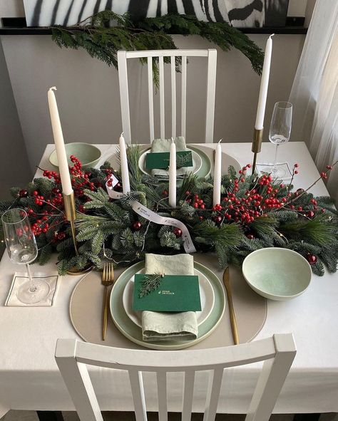 Christmas Dinner Table Settings, Xmas Dinner, Christmas Dining Table, Christmas Dinner Table, Christmas Dinner Party, Dinner Table Setting, Dinner Table Decor, Christmas Interiors, Christmas Table Settings