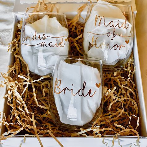 Bridal Wine Glasses, Bridesmaid Wine Glasses, Wine Glass Decals, Bridesmaid Wine, Wedding Wine Glasses, Wine Glass Crafts, Matron Of Honor, Gifts Bridesmaid, Bridemaids Gifts