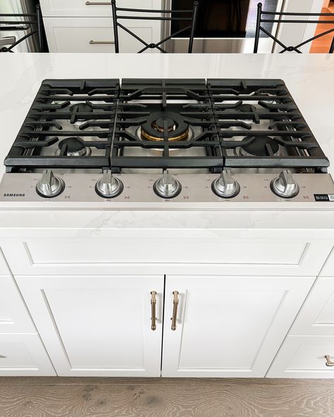 Choosing between a separate cooktop and wall oven or a stove oven combo? 🤔 ⭐️Separate stovetop and wall oven: ergonomic, flexible, and stylish ⭐️Stove oven combo: cost-effective and compact The choice really depends on which suits your kitchen and needs best! Cooktop And Wall Oven, Stove Oven Combo, Stove Oven, The Choice, Wall Oven, Dream Kitchen, Stove Top, Stove, Kitchens