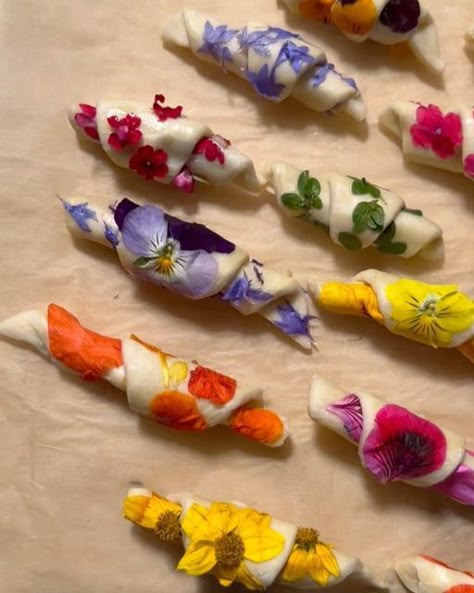 Loria Stern on Instagram: "💐 Floral Croissants 💐 I rolled each one with different edible flowers to see how they bake, which always inspires me 🥲 Swipe to see! Love how the flower petals laminate in the dough layers 🌸 Summertime months are usually a tad slower at the bakery which gives me time to experiment and test new products. We will definitely be selling these qt’s soon 🥰 #eatyourflowers" Floral Drinks Edible Flowers, Flowers In Food, Flower Recipes Food, Food With Flowers, Floral Pastries, Flower Party Food, Flower Food Ideas, Flower Themed Food, Floral Desserts