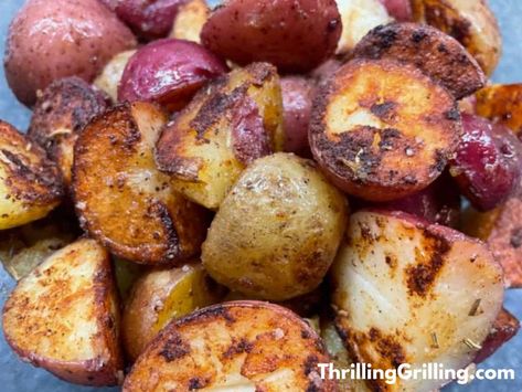 Potato Recipes On Blackstone, Blackstone Red Potatoes, Black Stone Veggies Ideas, Red Potatoes Blackstone, Sliced Potatoes On Blackstone, Blackstone Grilled Vegetables, Red Potatoes On Blackstone, Red Potatoes On Blackstone Griddle, Blackstone Fried Potatoes