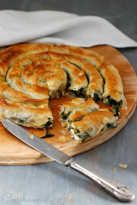 L'ispirazione mi è venuta leggendo un libro di ricette greche. Utilizzo spesso la pasta fillo per le torte salate (se piacciono anche a voi... Spanakopita Recipe, Vegan Tzatziki, Vegan Feta Cheese, Pasta Fillo, Frozen Spinach, Spinach And Feta, Menu Ideas, Ww Recipes, Iftar