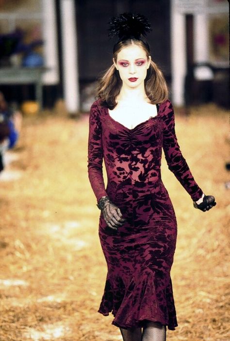 firstVIEW Johnson Aesthetic, Betsey Johnson Runway, 90s Early 2000s Fashion, Vintage Runway, Early 2000s Fashion, Boho Grunge, Autumn Fits, Betsy Johnson, Autumn Cozy