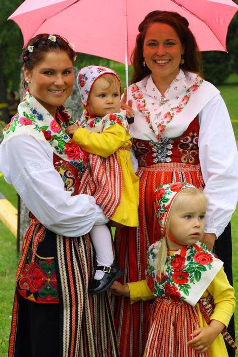 Nice Awesome Leksandsdräkt, Folkdräkt, traditional Swedish folk costume Check more at http://myfashiony.com/2017/awesome-leksandsdrakt-folkdrakt-traditional-swedish-folk-costume/ Bulgarian Folklore, Swedish Clothing, Swedish Girls, Scandinavian Countries, Folk Dresses, Bodo, Art Populaire, Ethnic Dress, Short Styles