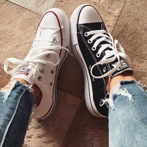 Mismatch Converse, Mismatched Converse, Mismatch Shoes, Mismatched Shoes, High Top Converse Outfits, Tenis Converse, Trends 2025, Keds Style, Skater Shoes