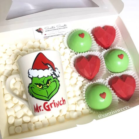 Bake Sell Treats, Grinch Cocoa Balls, Christmas Baking Gift Ideas, Grinch Hot Cocoa Balls, Christmas Treat Ideas For Gifts, Grinch Truffles, Christmas Treats To Sell, Grinch Cake Pops, Easy Grinch Cookies