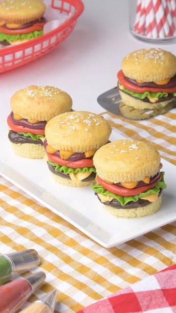 Burger Cupcakes, Hamburger Cupcakes, Chili Party, Hamburger Cake, Burger Cake, Perfect Burger, Cupcake Decorating Tips, Bday Wishlist, Cupcake Cake Designs