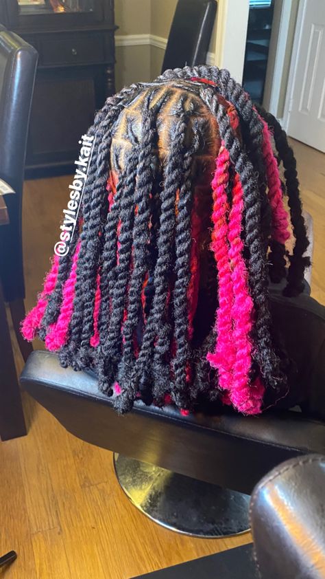 Pink And Black Invisible Locs, Invisible Locs Pink, Invisible Locks With Color, Long Invisible Locs With Color, Pink Invisible Locs, Peekaboo Invisible Locs, Invisible Locs With Color, Invisible Locks, Extension Hairstyles