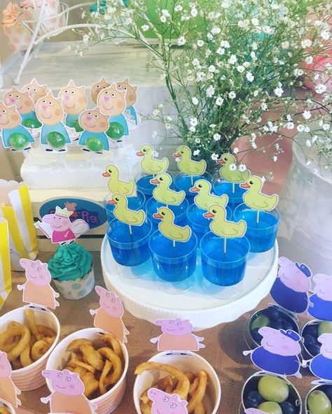 Peppa Pig Birthday Party Food Ideas, Peppa Pig Birthday Food Ideas, Peppa Pig Themed Food, Muddy Puddles Peppa Party, Peppa Pig Birthday Food, Peppa Pig Pastel Party Ideas, Peppa Pig Dessert Table, Peppa Pig Treats, Peppa Pig Food Ideas