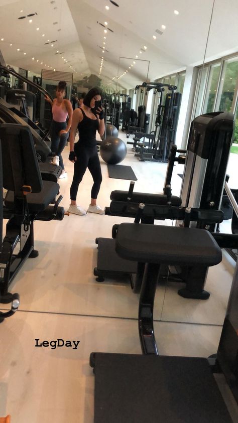 Kim Kardashian Home Gym, Kardashian Gym Room, Kim Kardashian Gym, Kardashian Gym, Kelly Aesthetic, Kardashian Aesthetic, Kim Kardashian Home, Stationery Design Inspiration, Kylie Jenner House