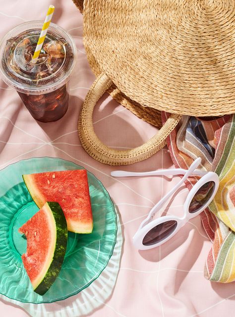 9 Hydrating Foods That Are Way Tastier Than Water+#refinery29 Gang Photography, Colada Drinks, Pina Colada Drinks, Hydrating Foods, Watermelon Water, Beverage Photography, Food Photoshoot, Beach Meals, Food Style