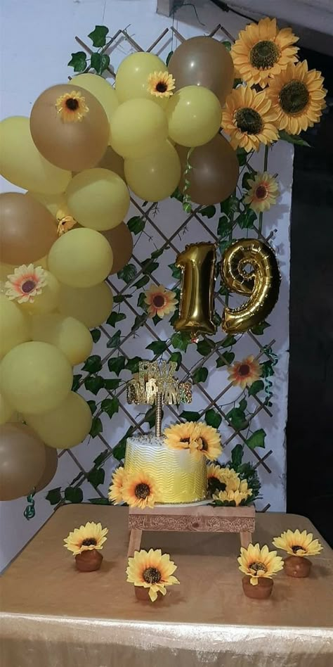 Yellow Birthday Decor, Ideas Cumpleaños Mujer, Ideas Para Cumpleaños Mujer, Sunflower Birthday Party Decoration, Sunflowers Birthday, Sunflower Birthday Party, Cake Table Decorations Birthday, Sunflower Party Decorations, Sunflower Birthday Parties