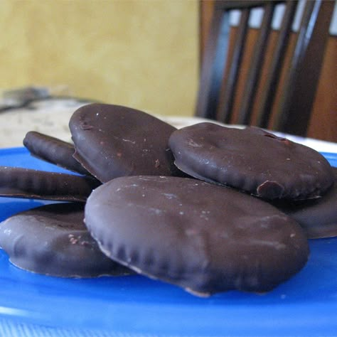 This recipe uses buttery round Ritz crackers, bittersweet chocolate, and peppermint extract to make delicious mint-chocolate treats. Crackers Photo, Bread Crisps, Mint Chocolate Recipes, Flavored Popcorn Recipes, Cheesy Crackers, Crackers Recipe, Christmas Desserts Easy, Homemade Crackers, Dipped Cookies