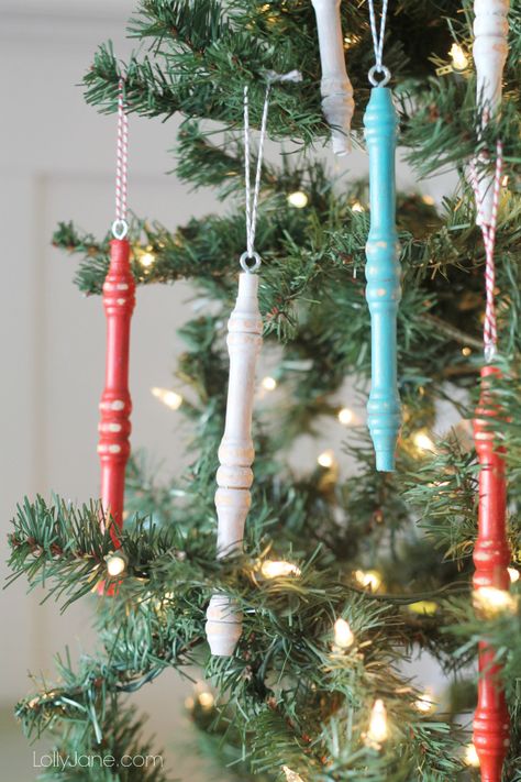 Trash to treasure: spindle ornaments! #diy #christmas Spindle Ornaments, Spindle Crafts, Diy Christmas Ornaments Easy, Christmas Jars, Easy Christmas Diy, Christmas Ornaments Homemade, Handmade Christmas Ornaments, Christmas Ornaments To Make, Xmas Ornaments