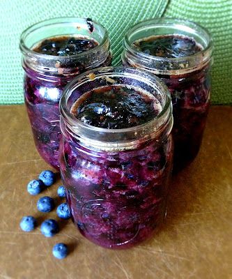 Quick & Easy Blueberry Freezer Jam - Caity Blueberry Freezer Jam Recipe, Freezer Meal Organization, Easy Strawberry Freezer Jam, Blueberry Freezer Jam, Rhubarb Freezer Jam, Peach Freezer Jam, Small Crock Pot, Fig Jam Recipe, Strawberry Freezer Jam