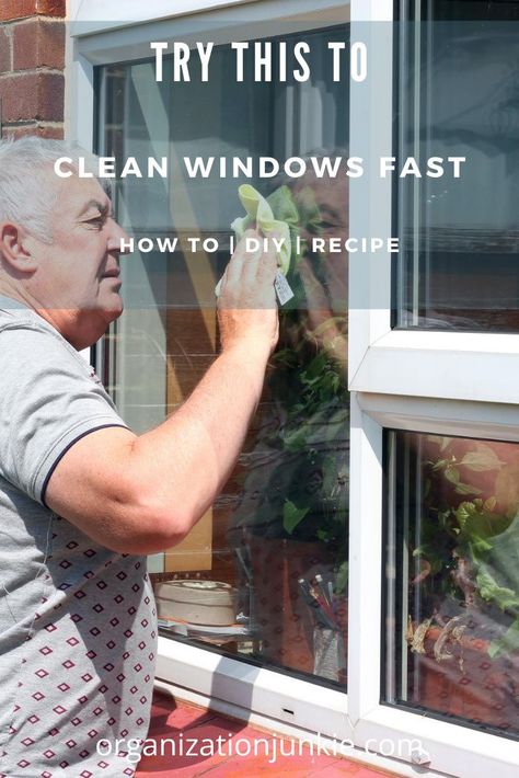 Window Washing Solution, Homemade Window Cleaner, Diy Car Cleaning, Window Cleaning Tips, Cleaning Window Tracks, Window Cleaner Homemade, Window Cleaning Solutions, Clean Windows, Cleaning Windows