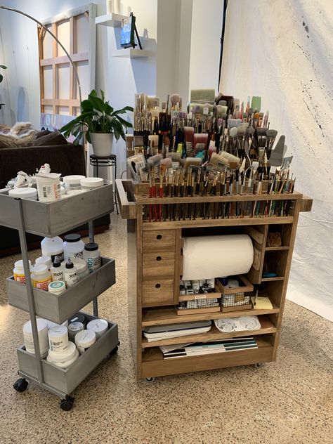 Art Studio Diy Ideas, Small Art Studios At Home, Oil Painting Storage, Painting Studio At Home, Artist Table Ideas, Artist Desk Workspaces, Paint Tube Organization, Diy Craft Organization Ideas, Crafts Storage Ideas