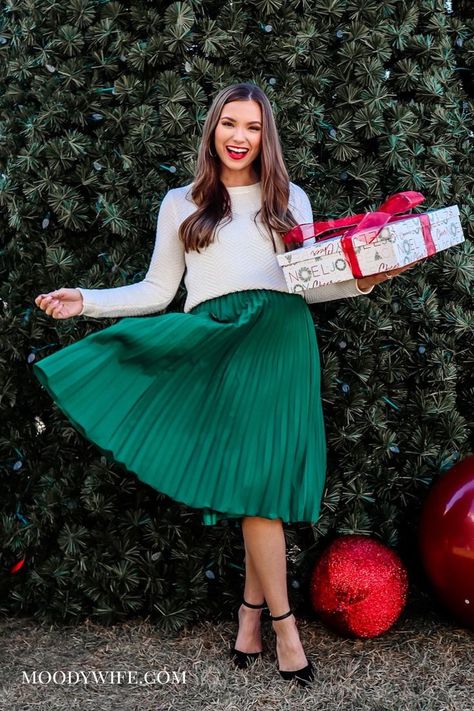 holiday outfit idea Green Pleated Skirt Outfit, Skirt Christmas Outfit, Christmas Church Outfit, Moody Fashion, Green Skirt Outfits, Green Tulle Skirt, Christmas Clothing Ideas, Holiday Party Outfit Christmas, Christmas Eve Outfit