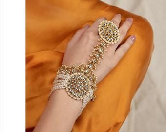 Bridal Indian Jewelry, Haath Phool, Pearls Jewellery, Bridal Indian, Bollywood Bridal, Hand Harness, Solid Maxi Dress, German Silver Jewelry, Silver Necklace Set