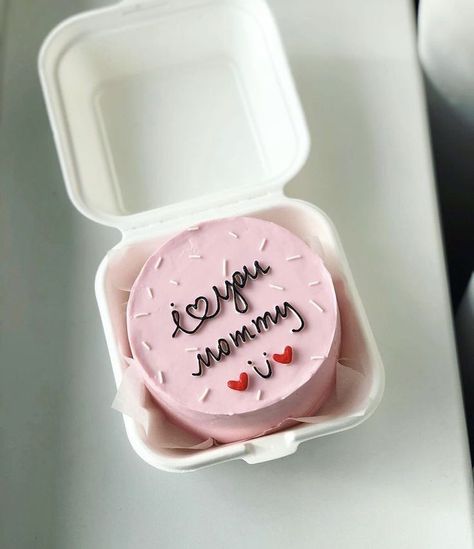 Welcome Home Bento Cake Ideas, Bento Cake For Mothers Birthday, Aesthetic Birthday Cake For Mom, Bento Cake Mothers Day Design, Mothers Day Lunch Box Cake, Bento Mothers Day Cake, Mother's Day Bento Cake Ideas, Cake Ideas For Mothers Birthday, Mothers Day Bento Cake Design