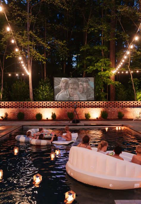 Plan the perfect outdoor movie night with tips on setup and a list of must-watch summer family movies. From backyards to pools, make it magical! Beach House Party, Dive In Movie, Pool Movie, Outside Movie, Night Pool Party, Backyard Pool Parties, Beach Tree, Outdoor Movie Screen, Backyard Movie Nights