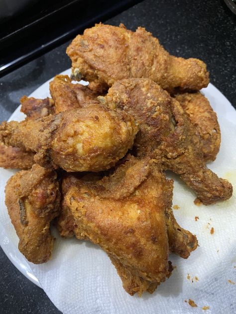 Fry chicken! Fried Chicken Aesthetic, Frying Chicken, Homemade Fried Chicken, Food Snap, Fry Chicken, Oven Fried Chicken, Food Babe, Food Heaven, Food Drinks Dessert