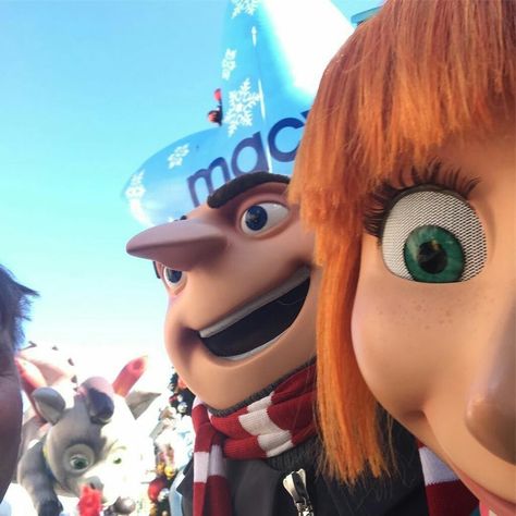 Gru and Lucy at the Macy's Hoilday Parade at Universal Studios Florida Gru X Lucy, Iconic Duos Cartoon, Lucy Despicable Me, Gru Costume, Minions Costume, Gru And Lucy, Alvin And Chipmunks Movie, Despicable Me Funny, Chipmunks Movie