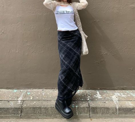 Outfits Aesthetic Long Skirt, Long Checkered Skirt, Plaid Maxi Skirt Outfit, Long Plaid Skirt Outfit, Aesthetic Long Skirt, Checkered Skirt Outfit, Christmas Outfits Aesthetic, Long Skirt Outfits Aesthetic, Maxi Skirt Pattern